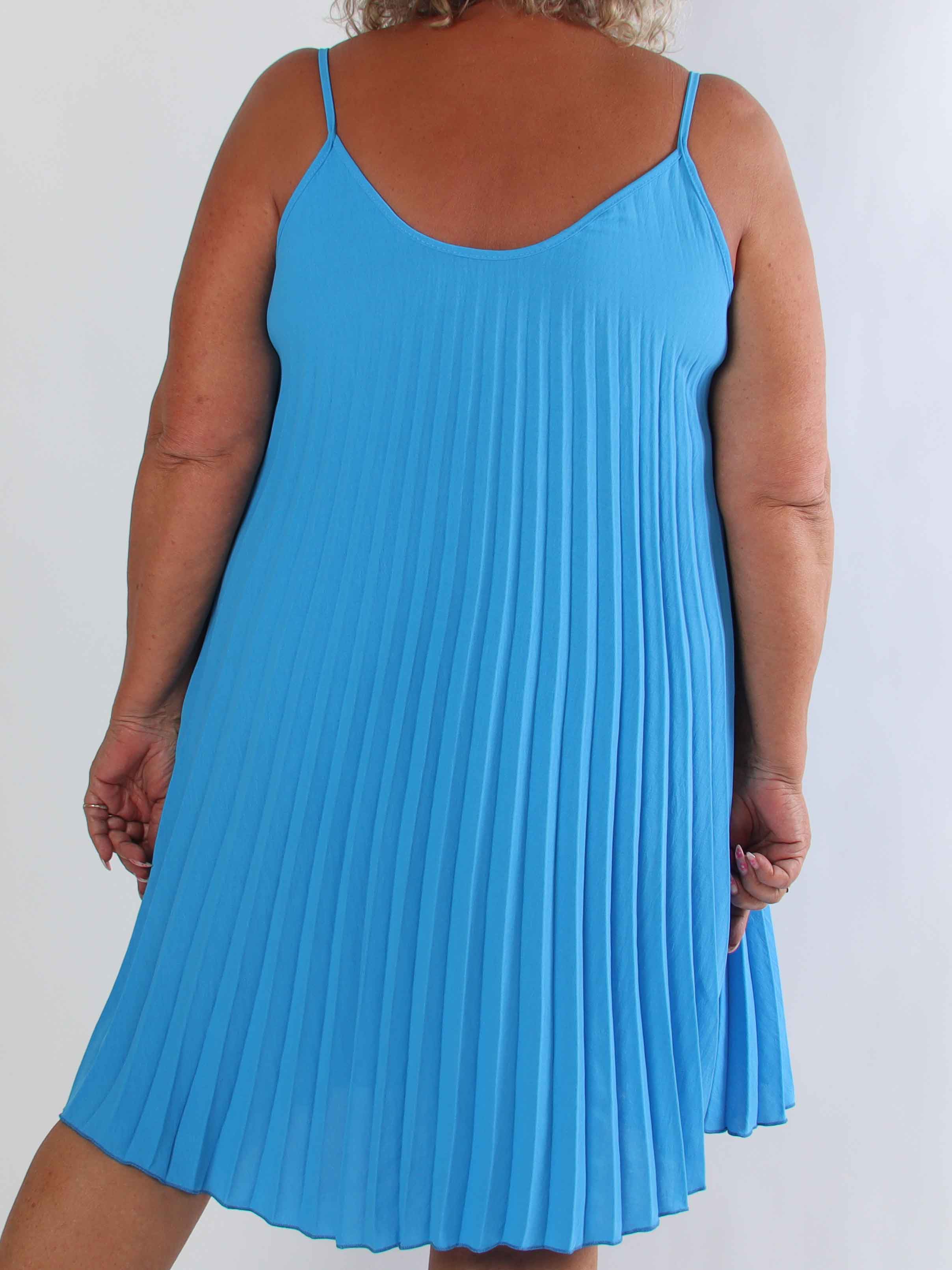 Tonia Short - Elegant plisseret plus size kjole i en blød og let viskoseblanding